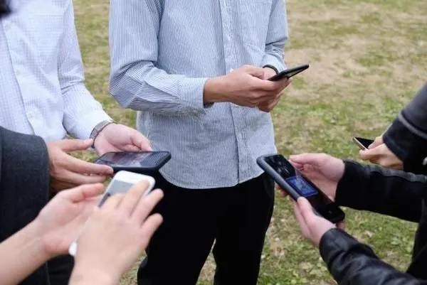 スマホ+屋外.jpg